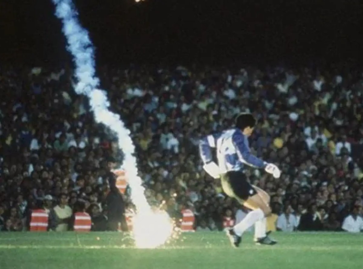 足球场上的阴谋!用藏好的刀片割伤自己!